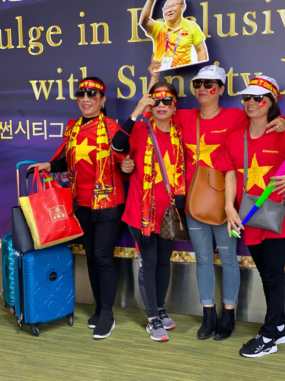 Nhiều cổ động viên sang tận Philippines để cổ vũ cho U22 Việt Nam. (Ảnh: Vietnam+)