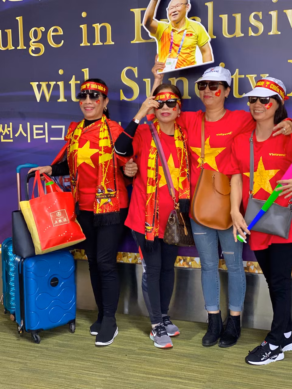 Nhiều cổ động viên sang tận Philippines để cổ vũ cho U22 Việt Nam. (Ảnh: Vietnam+)