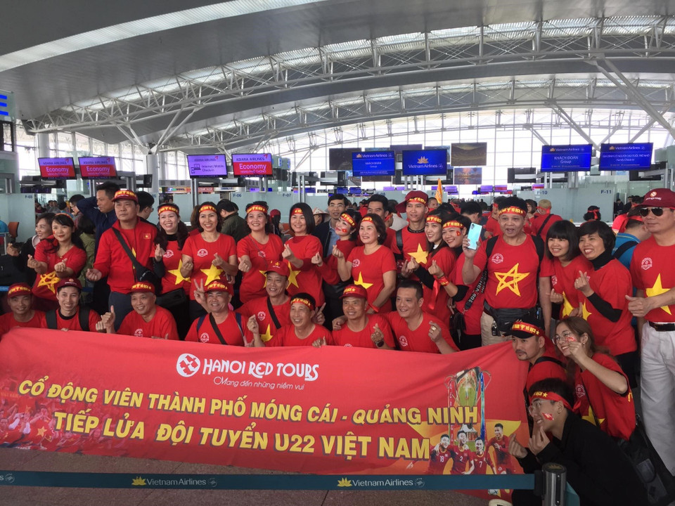 Cổ động viên thành phố Móng Cái (Quảng Ninh) tiếp lửa đội tuyển U22 Việt Nam. (Ảnh: TTXVN phát)