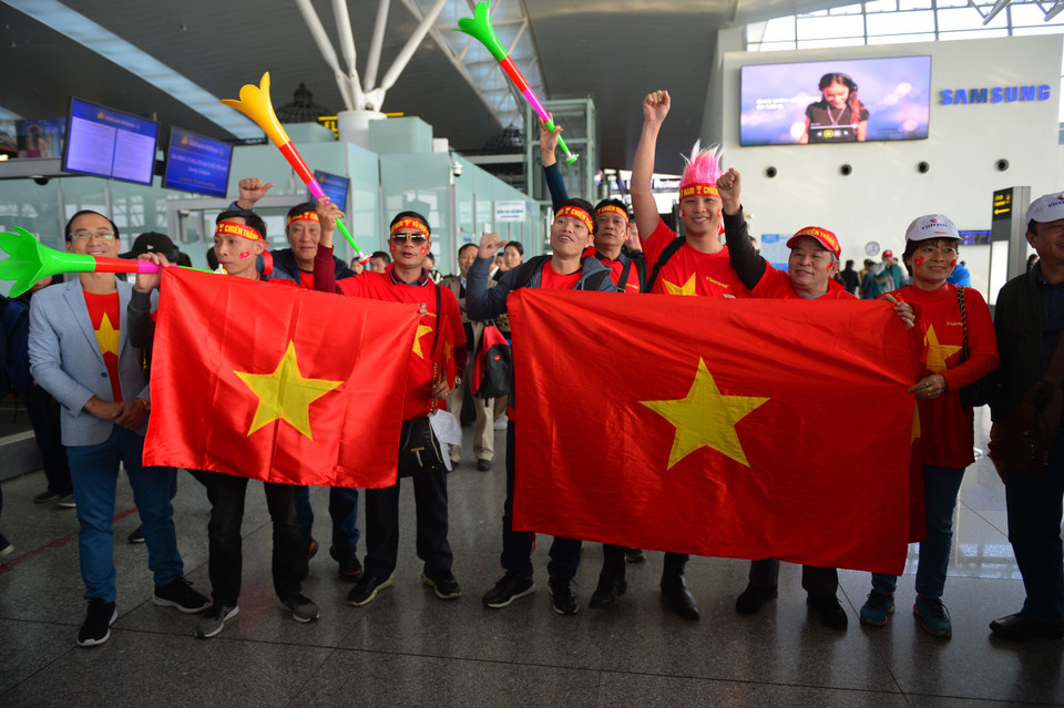 Cổ động viên sang Philippines cổ vũ đội tuyển U22 Việt Nam. (Ảnh: TTXVN phát)