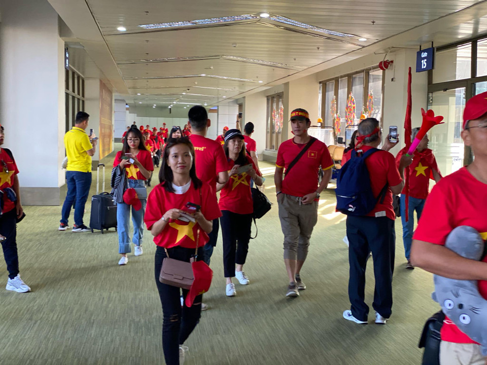 Cổ động viên Việt Nam sang Manila để cổ vũ cho thầy trò HLV Park Hang-seo. (Ảnh: Vietnam+)