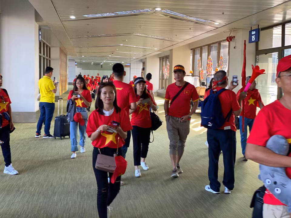 Cổ động viên Việt Nam sang Manila để cổ vũ cho thầy trò HLV Park Hang-seo. (Ảnh: Vietnam+)