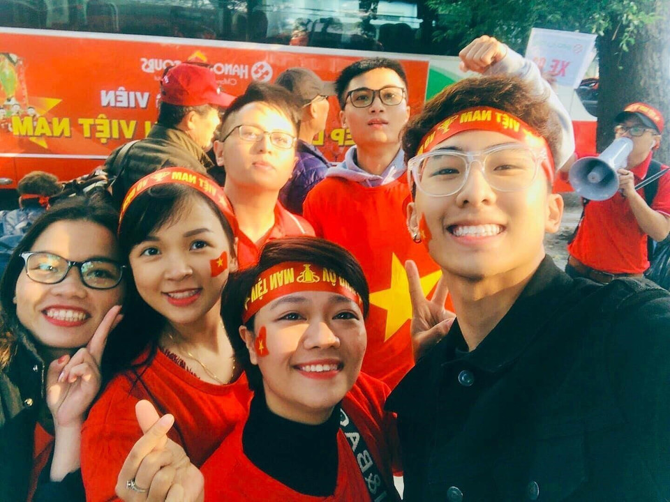 Cổ động viên Việt Nam có mặt rất sớm tại sân bay Nội Bài làm thủ tục sang Philippines cổ vũ đội tuyển U22 Việt Nam. (Ảnh: TTXVN phát)