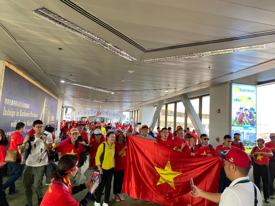 Cổ động viên Việt Nam "nhuộm đỏ" sân bay Manila. (Nguồn: Vietnam+)