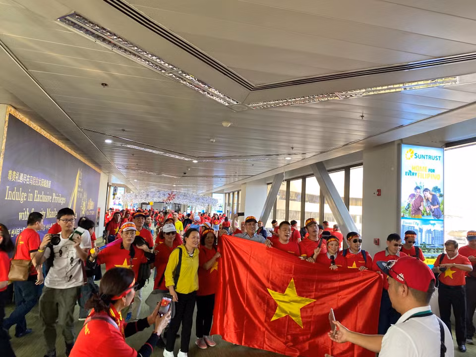 Cổ động viên Việt Nam "nhuộm đỏ" sân bay Manila. (Nguồn: Vietnam+)