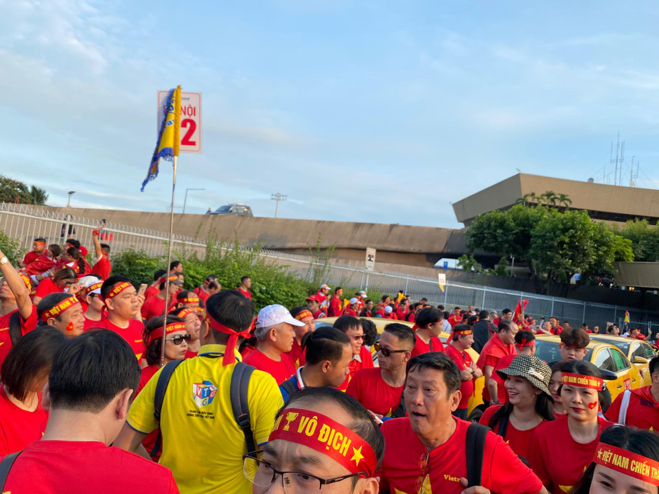 Cổ động viên sang cổ vũ đội tuyển. (Nguồn: Vietnam+)