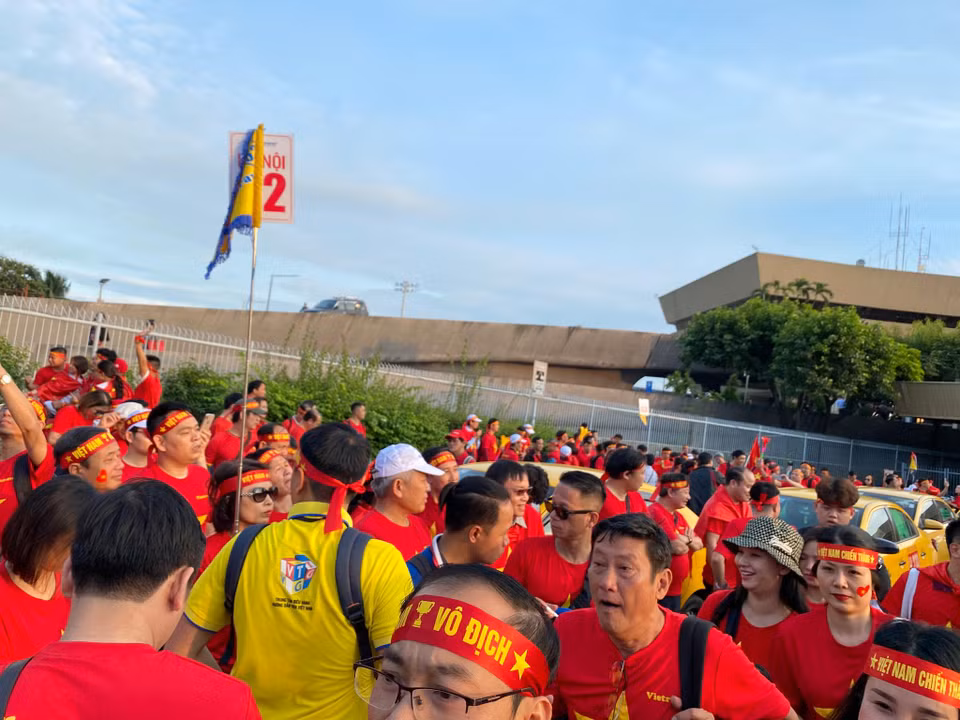 Cổ động viên sang cổ vũ đội tuyển. (Nguồn: Vietnam+)