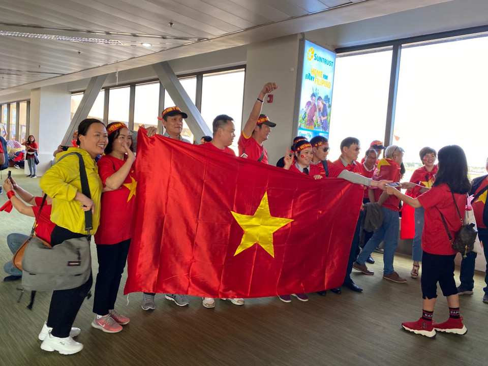 Cổ động viên Việt Nam "nhuộm đỏ" sân bay Manila. (Nguồn: Vietnam+)