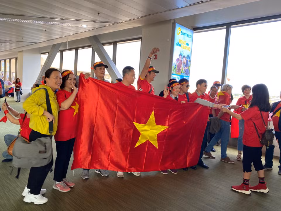Cổ động viên Việt Nam "nhuộm đỏ" sân bay Manila. (Nguồn: Vietnam+)