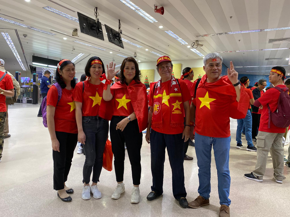 Cổ động viên sang cổ vũ đội tuyển. (Nguồn: Vietnam+)