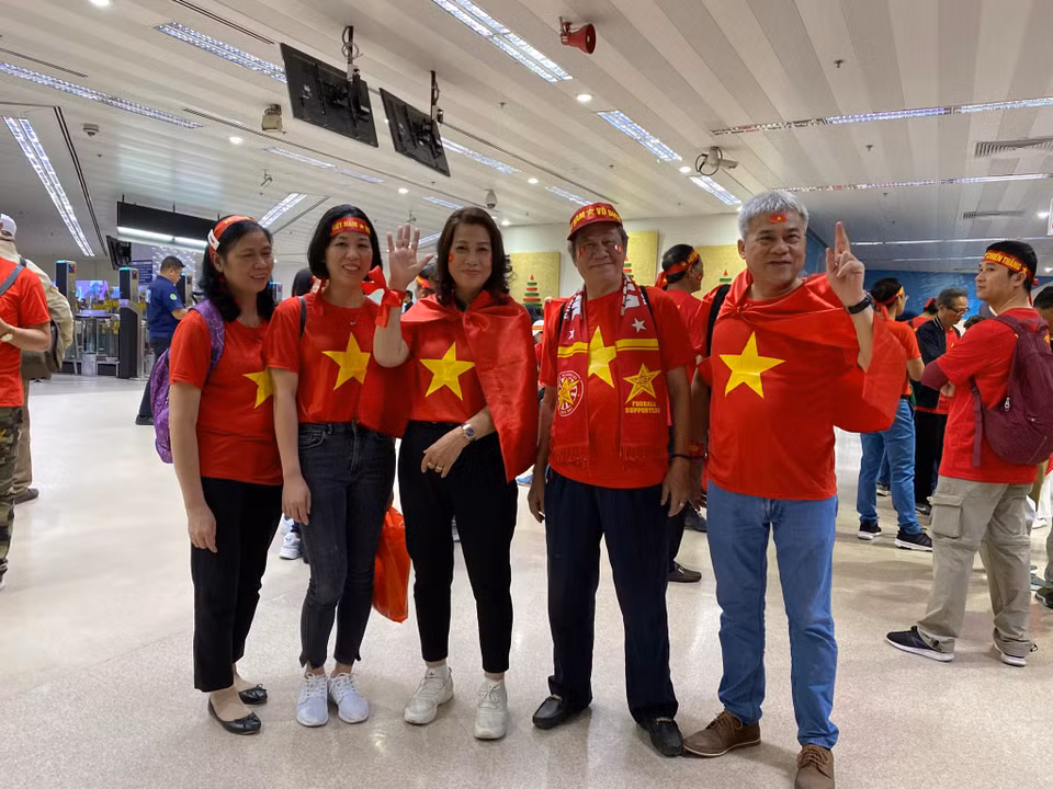 Cổ động viên sang cổ vũ đội tuyển. (Nguồn: Vietnam+)