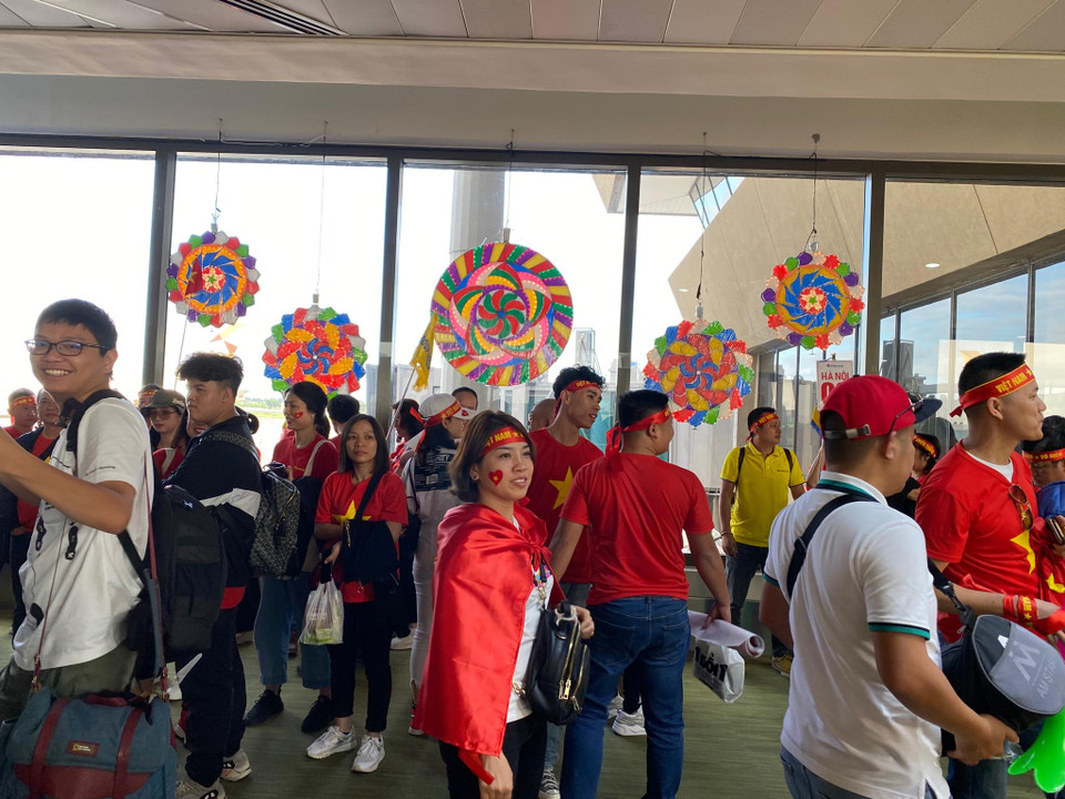Cổ động viên Việt Nam "nhuộm đỏ" sân bay Manila. (Nguồn: Vietnam+)