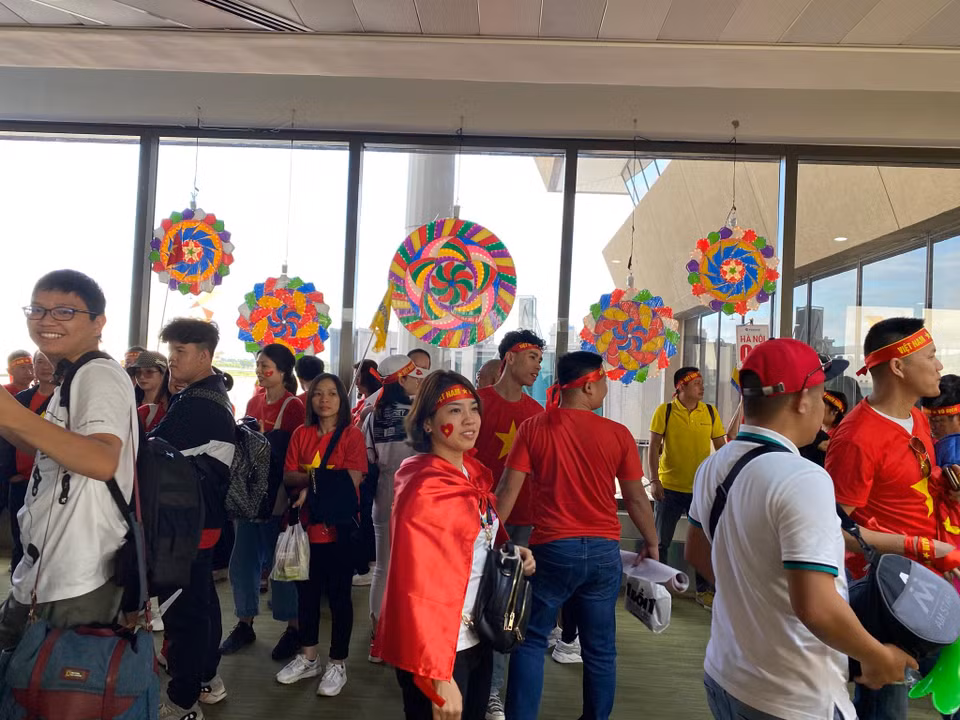 Cổ động viên Việt Nam "nhuộm đỏ" sân bay Manila. (Nguồn: Vietnam+)