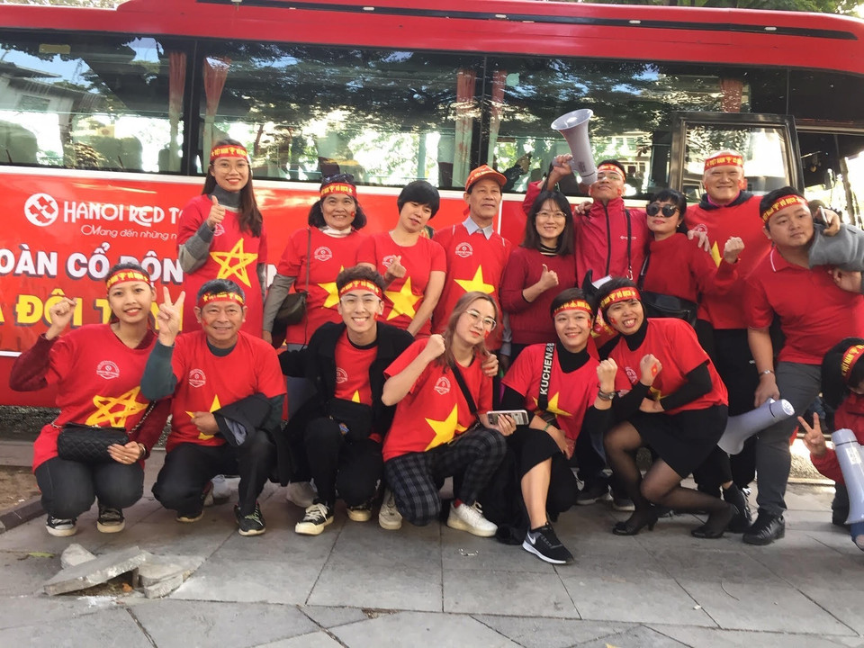 Cổ động viên sang Philippines cổ vũ đội tuyển U22 Việt Nam. (Ảnh: TTXVN phát)