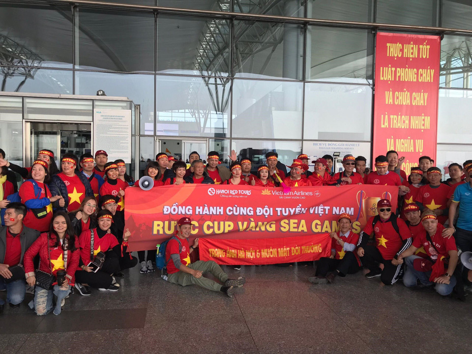 Cổ động viên sang Philippines cổ vũ đội tuyển U22 Việt Nam. (Ảnh: TTXVN phát)