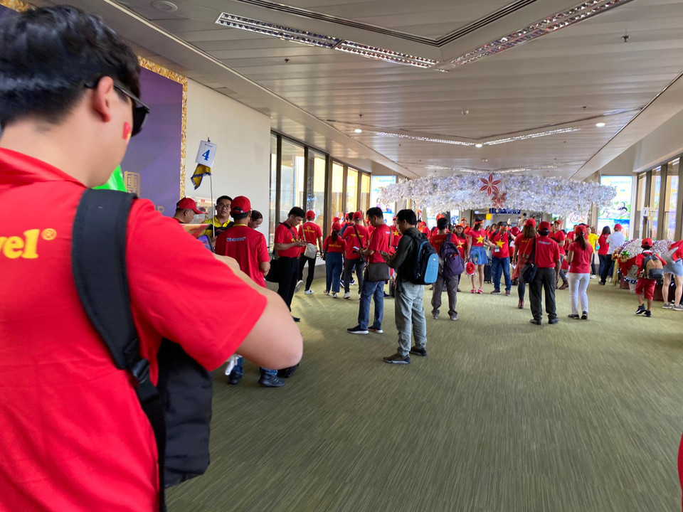 Cổ động viên Việt Nam sang Manila để cổ vũ cho thầy trò HLV Park Hang-seo. (Ảnh: Vietnam+)