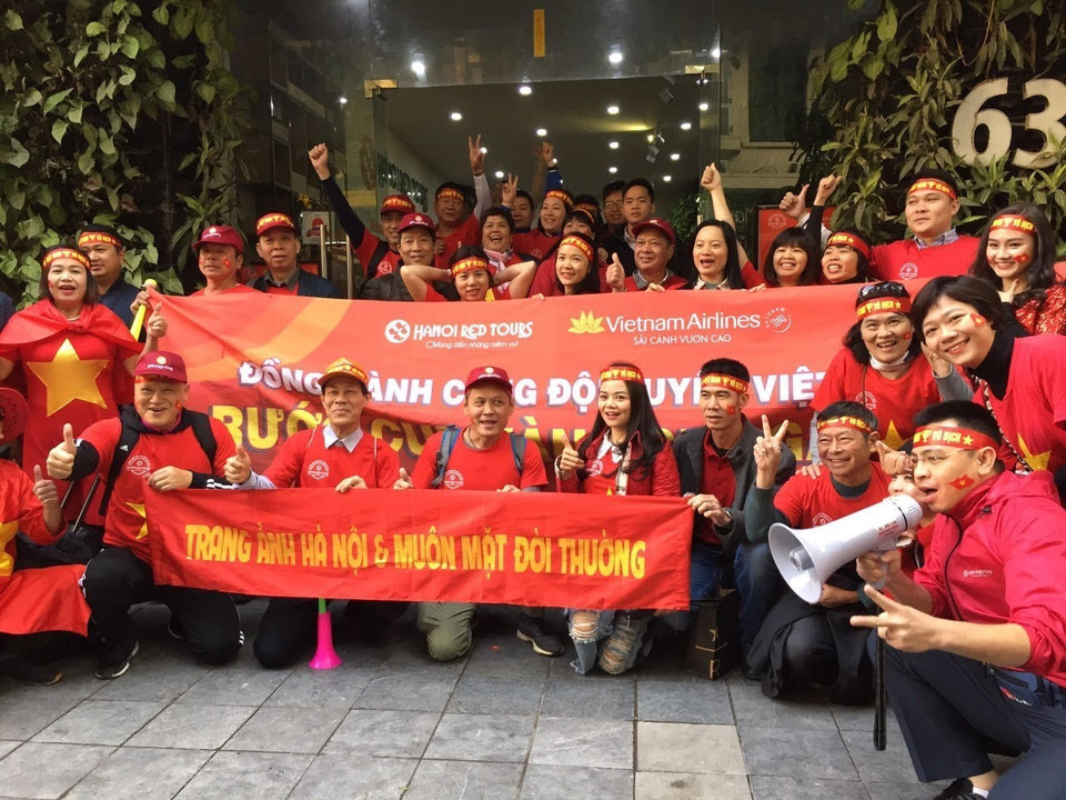 Công ty Cổ phần Du lịch HanoiRedtours đưa 300 cổ động viên sang Philippines cổ vũ đội tuyển U22 Việt Nam. (Ảnh: TTXVN phát)