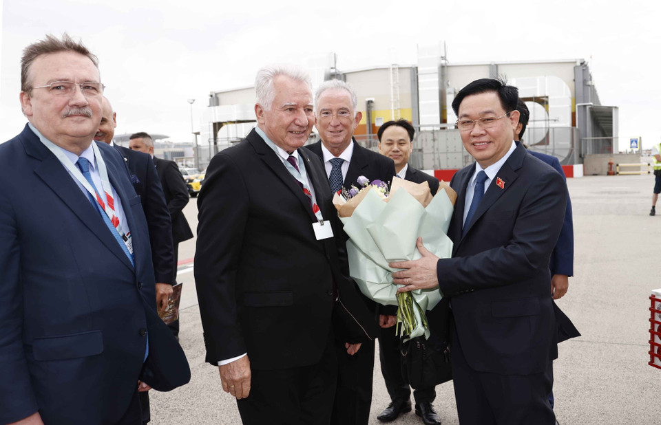 Phó Chủ tịch Quốc hội Hungary Istvan Jakab tặng hoa, chào đón Chủ tịch Quốc hội Vương Đình Huệ tại sân bay quốc tế Budapest Liszt Ferenc. (Ảnh: Doãn Tấn/TTXVN)