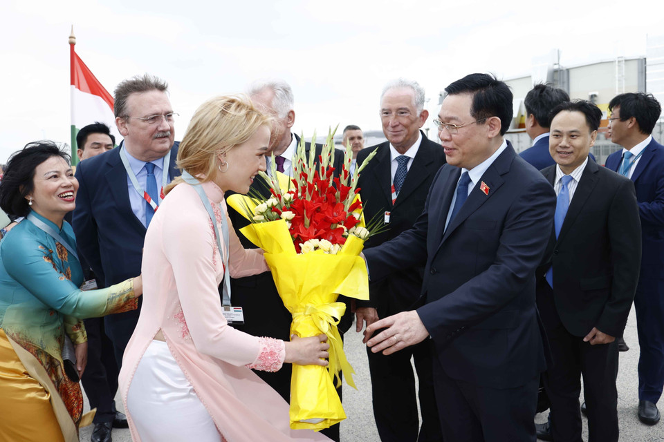 Thiếu nữ Hungary tặng hoa, chào mừng Chủ tịch Quốc hội Vương Đình Huệ. (Ảnh: Doãn Tấn/TTXVN)N