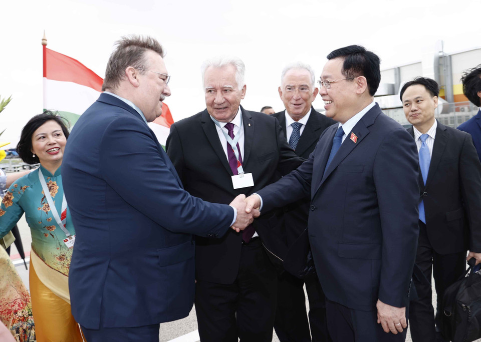 Lễ đón Chủ tịch Quốc hội Vương Đình Huệ tại sân bay quốc tế Budapest Liszt Ferenc. (Ảnh: Doãn Tấn/TTXVN)