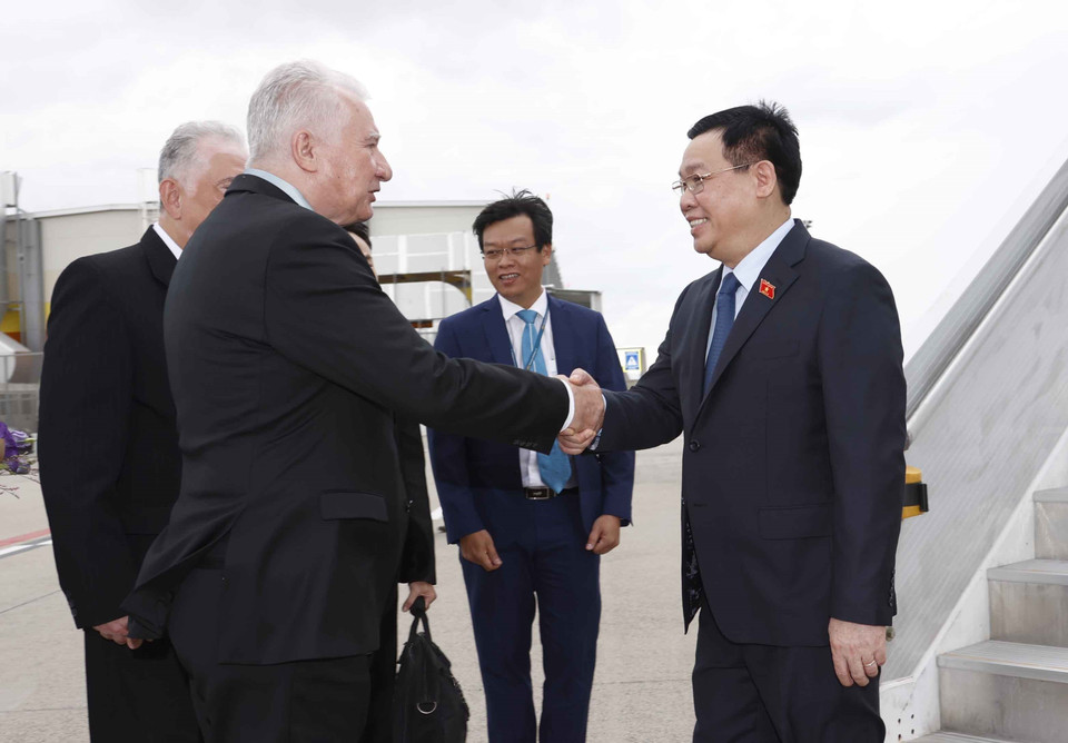 Phó Chủ tịch Quốc hội Hungary Istvan Jakab đón Chủ tịch Quốc hội Vương Đình Huệ tại sân bay quốc tế Budapest Liszt Ferenc. (Ảnh: Doãn Tấn/TTXVN)