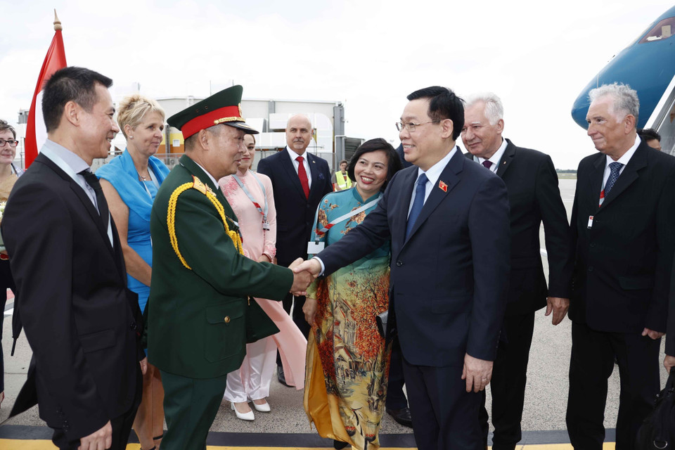 Cán bộ Đại sứ quán Việt Nam tại Hungary đón Chủ tịch Quốc hội Vương Đình Huệ và đoàn. (Ảnh: Doãn Tấn/TTXVN)