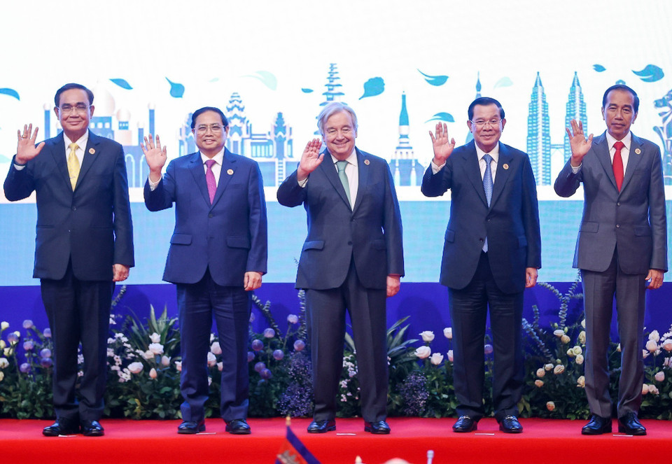 Lãnh đạo các nước ASEAN chụp cảnh cùng Tổng Thư ký Liên hợp quốc Antonio Guterres. (Ảnh: Dương Giang/TTXVN)