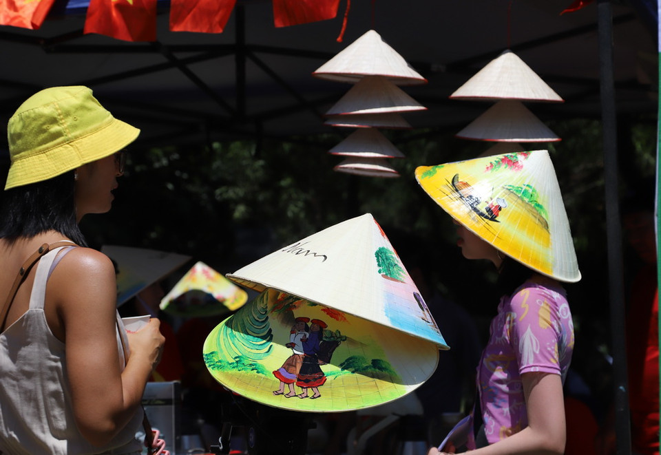 Nón lá không chỉ là một vật che mưa, che nắng đơn thuần mà chính là di sản tuyệt đẹp của tất cả người dân Việt Nam. (Ảnh: Hồng Minh/TTXVN)