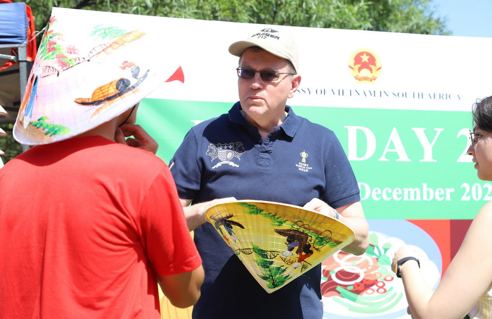 Ông Raymond Medhurst, Trưởng phòng Đông Nam Á, Vụ châu Á-Trung Đông, Bộ Ngoại giao Nam Phi nghe giới thiệu về chiếc nón lá Việt Nam. (Ảnh: Hồng Minh/TTXVN)