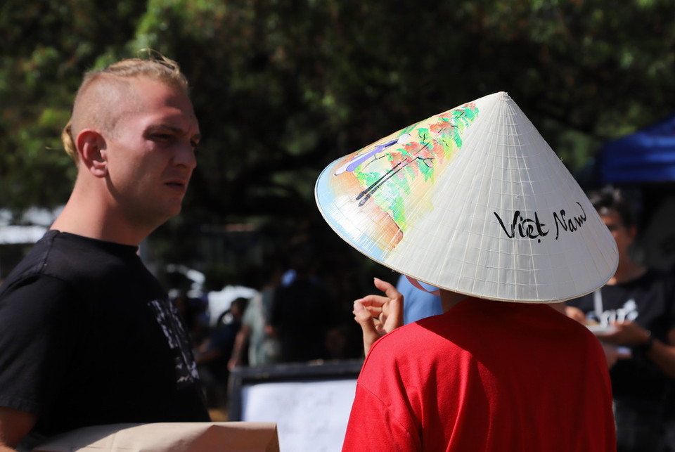 Nón lá Việt Nam góp phần quảng bá hình ảnh đất nước Việt Nam tươi đẹp, con người Việt Nam thân thiện đến bạn bè quốc tế. (Ảnh: Hồng Minh/TTXVN)