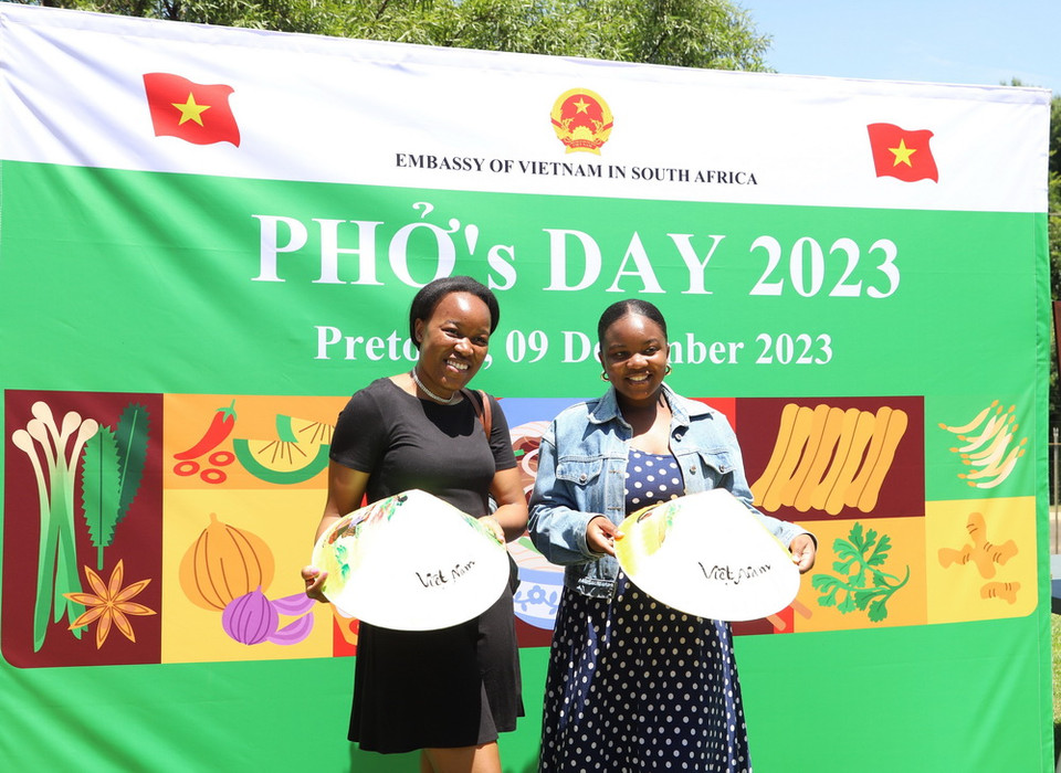 Tại sự kiện Ngày Phở Việt Nam tại Nam Phi 2023 tại thủ đô Pretoria (Nam Phi), bên cạnh món phở, chiếc nón lá Việt Nam cũng nhận được sự quan tâm và yêu thích của bạn bè Nam Phi và quốc tế. (Ảnh: Hồng Minh/TTXVN)