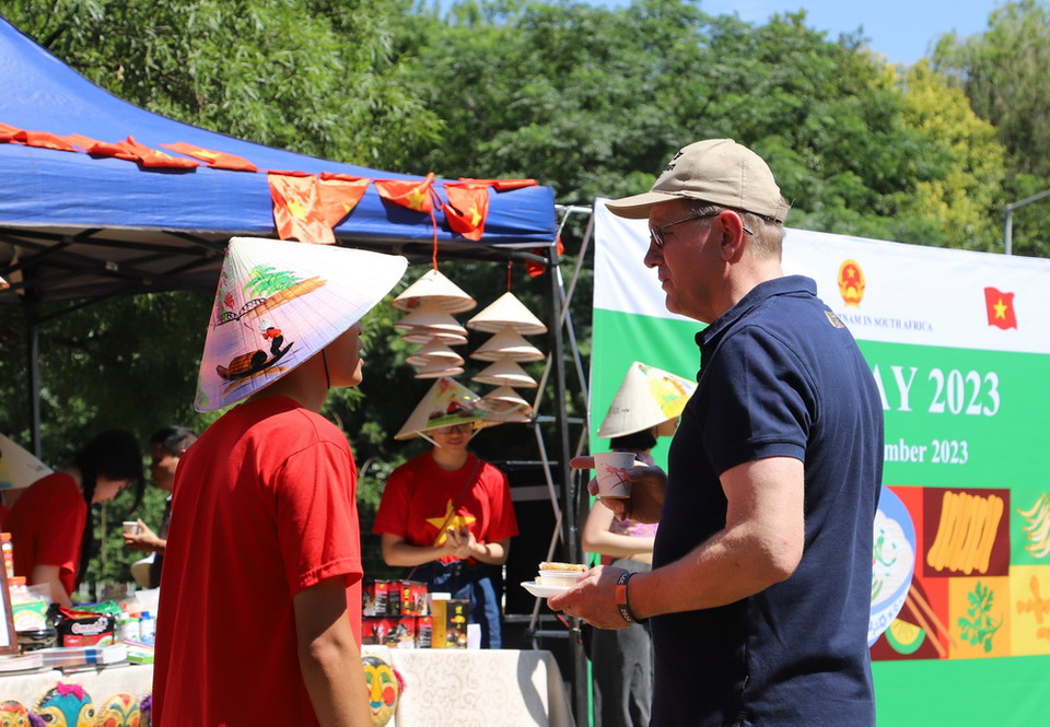 Chiếc nón lá Việt Nam mang hình ảnh đất nước Việt Nam tươi đẹp, con người Việt Nam thân thiện đến bạn bè quốc tế. (Ảnh: Hồng Minh/TTXVN)