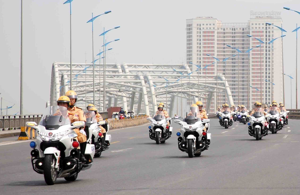 Lực lượng Cảnh sát Giao thông sử dụng siêu môtô Honda Goldwing 2023 di chuyển qua cầu Đông Trù, huyện Đông Anh, Hà Nội. (Ảnh: Phạm Kiên/TTXVN)