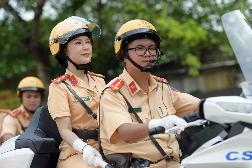 Nữ Cảnh sát Giao thông cũng tham gia dẫn đoàn. (Ảnh: Phạm Kiên/TTXVN)