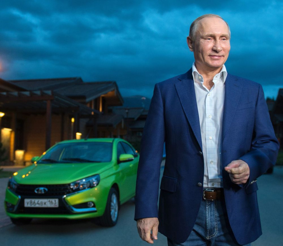 Tổng thống Nga Vladimir Putin đến dự Câu lạc bộ Valdai ở Sochi trên chiếc xe AvtoVAZ Lada Vesta. (Ảnh: Sputnik)