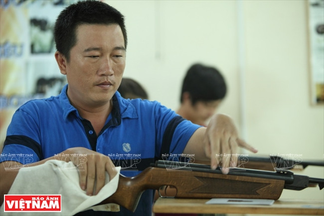 Kiểm tra và bảo dưỡng súng trước khi tập bắn.