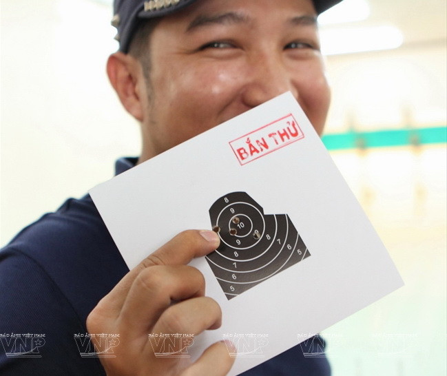Bạn trẻ này vui mừng với kết quả khá tốt sau bài bắn.