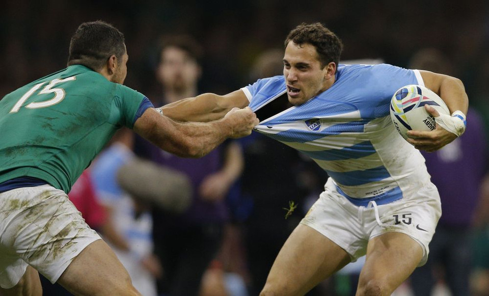 Cầu thủ Rob Kearney (trái) của đội tuyển Ireland nắm áo của cầu thủ Joaquin Tuculet bên phía Argentina trong trận tứ kết World Cup bóng bầu dục diễn ra ở Sân vận động Thiên niên kỷ ở Cardiff, Wales. (Ảnh: AP)