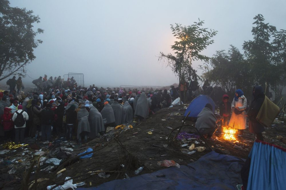 Người nhập cư đợi cơ hội vượt qua bien giới Serbia và Croatia. (Ảnh: AP)