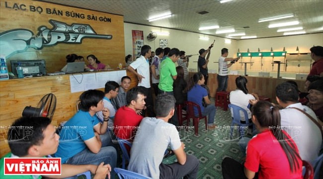 Khá đông người tìm đến với thú chơi mới ở câu lạc bộ bắn súng Sài Gòn.