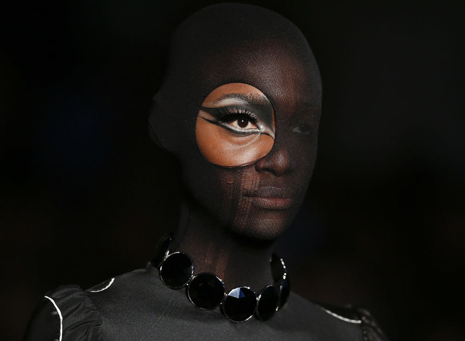 Người mẫu mặc bộ trang phục trong bộ sưu tập mùa đông của nhà thiết kế Alexandre Herchcovitch trong tuần lễ thời trang Sao Paulo, Brazil. (Ảnh: AP)