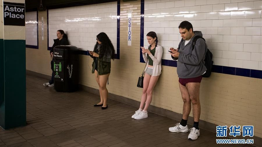 Người dân đi tàu điện vẫn mặc đầy đủ áo rét do trời lạnh, nhưng phần dưới chỉ mặc quần lót.