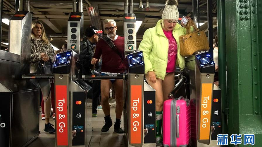 Sự kiện lần đầu được tổ chức vào năm 2002, do nhóm nghệ thuật mang tên Improv Everywhere khởi xướng.