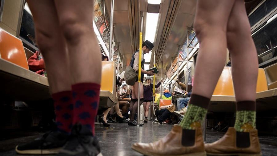 Dù mang trang phục "thiếu vải" nhưng tất cả mọi người vẫn cư xử bình thường như không có gì xảy ra.