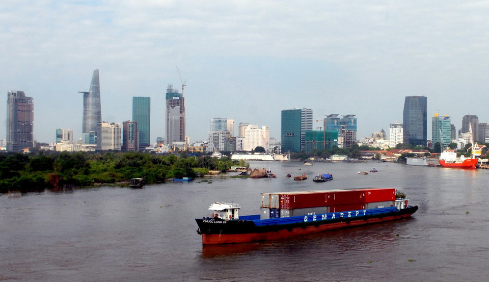 Nhiều tòa nhà cao tầng được đầu tư xây dựng góp phần làm thay đổi bộ mặt đô thị thành phố. (Ảnh: Mạnh Linh/TTXVN)