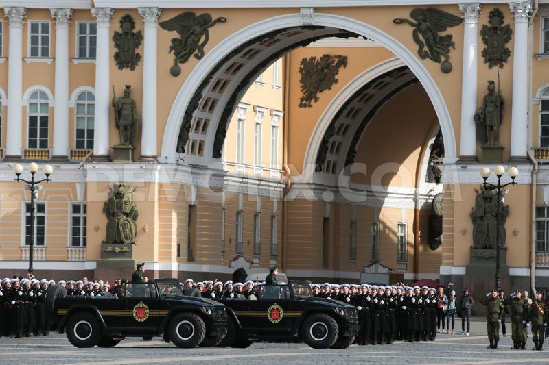 Quang cảnh lễ tổng duyệt tại quảng trường Dvortsovaya, Saint Petersburg. (Nguồn: demotix.com)