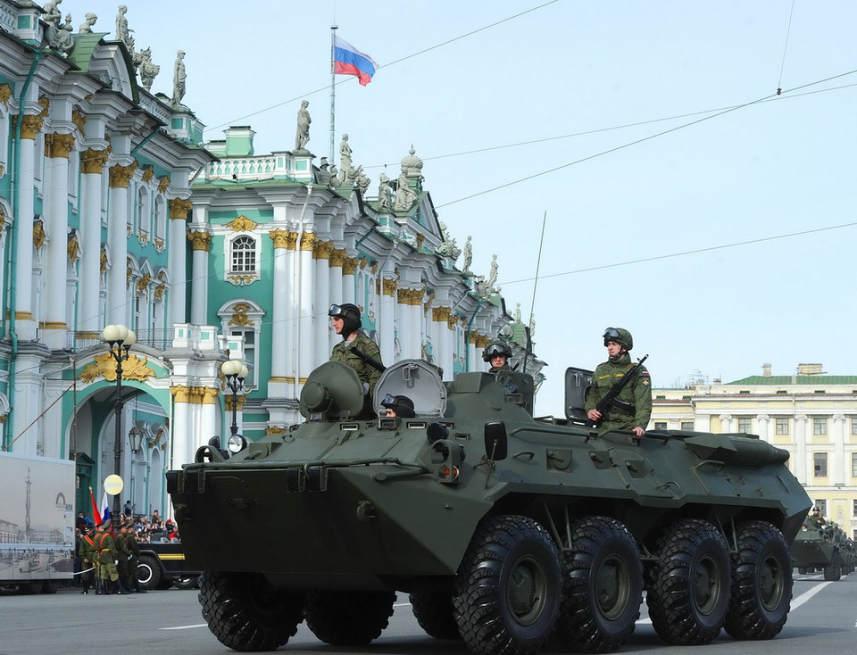Các xe quân sự tham gia lễ tổng duyệt. (Nguồn: AFP/TTXVN)