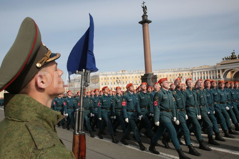 Binh sỹ Nga diễu binh qua quảng trường Dvortsovaya. (Nguồn: demotix.com)