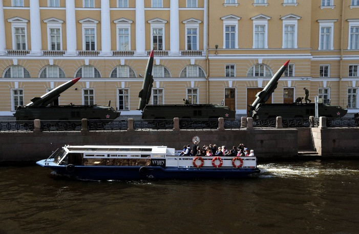 Xe chở tên lửa tham gia lễ tổng duyệt. (Nguồn: ITAR-TASS)