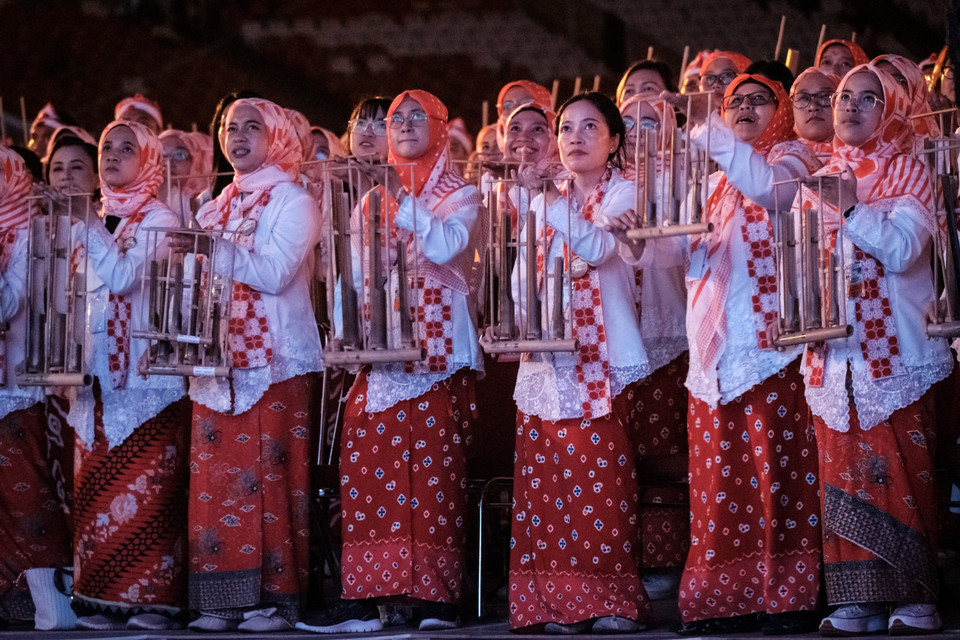 15.110 người đã cùng tham gia chơi đàn angklung tại sân vận động ở thủ đô Jakarta của Indonesia. (Ảnh: AFP/TTXVN)